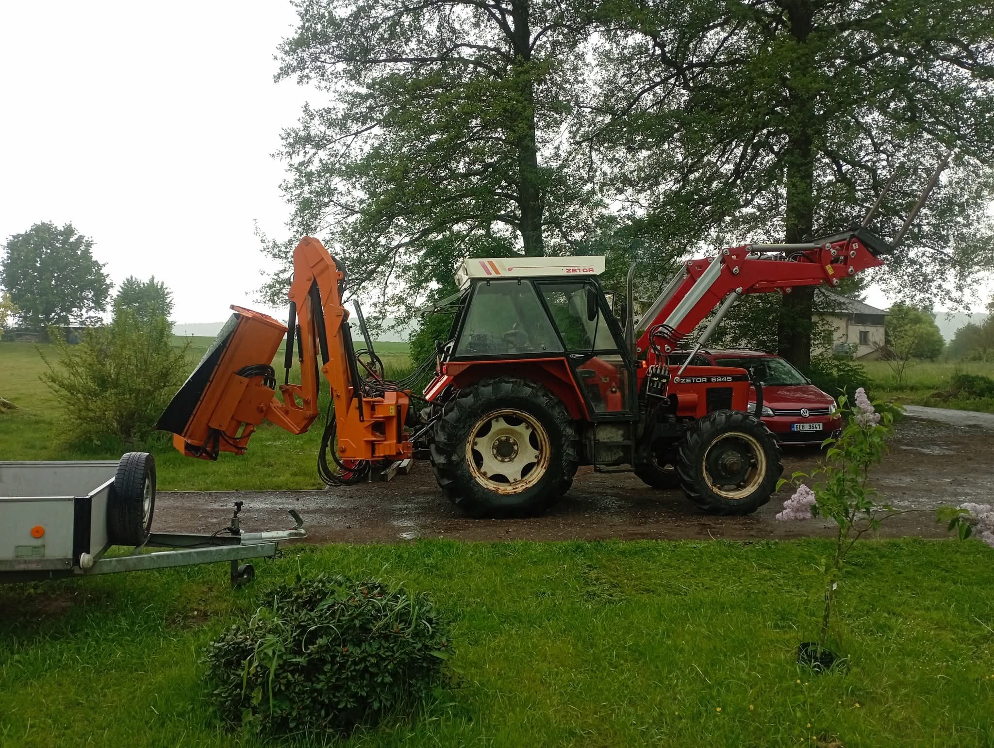 Traktor s mulčovačem