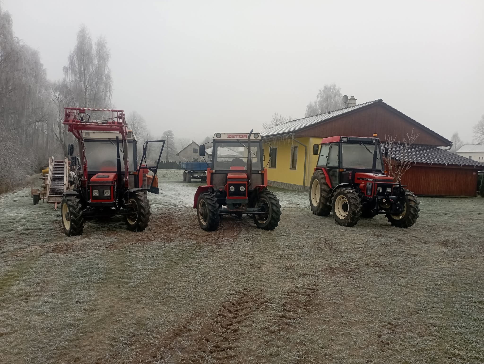 Traktory na základně